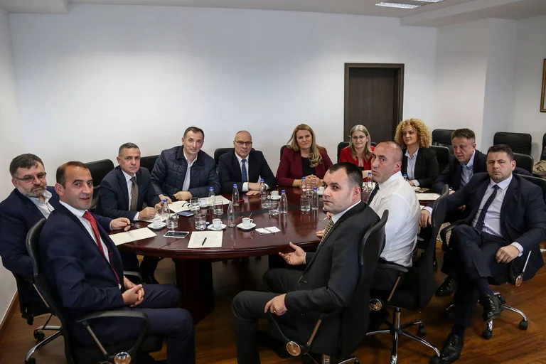 AAK: Urgjentisht të hetohet hyrja e Kurtit, Abazit dhe Sveçlës në dhomën e përgjimeve