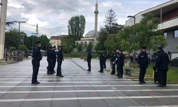 Policia ruan Qeverinë Kurti nga përkrahësit e Kurtit