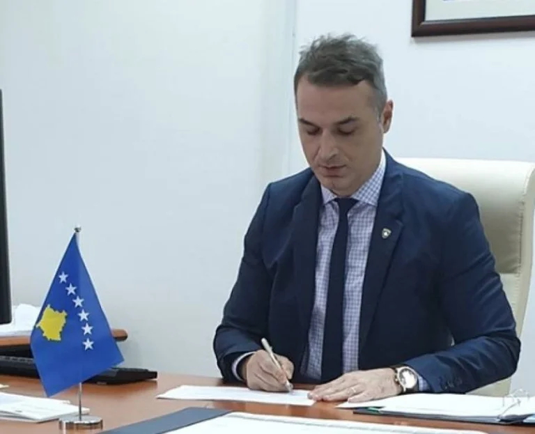 Ish-drejtori i Aviacionit Civil, Eset Berisha padit Qeverinë