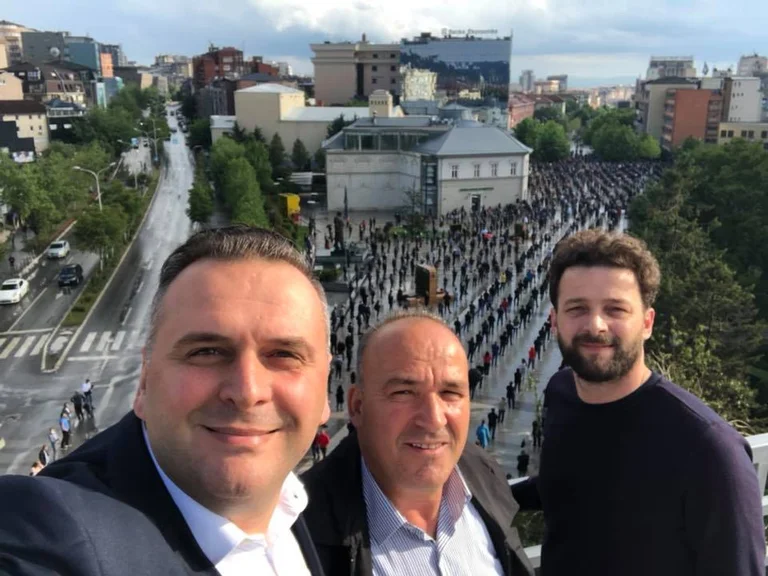 Deputetët e VV-së ndjekin nga “qielli” protestën