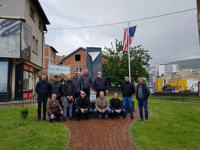 Veteranët e UÇK-së rregullojnë obeliskun e dëmtuar në Prizren dhe vendosin flamur të ri amerikan