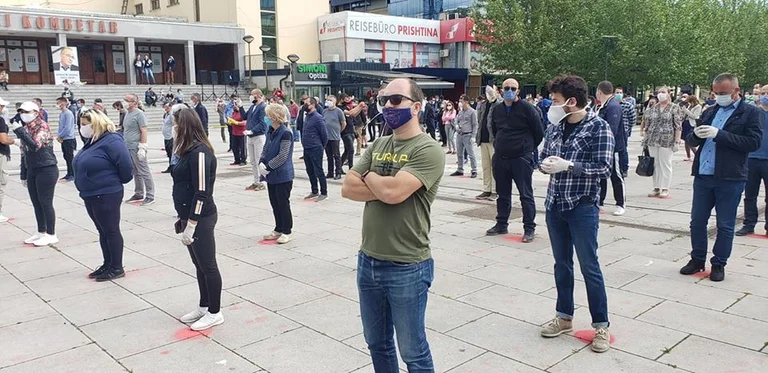 Aktivisti bëhet gati për protestë, komenti i të fejuarës së tij është i “frikshëm”