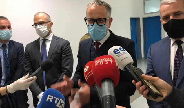 Sveçla heziton të flasë për akuzat e Thaçit për dhomën e përgjimeve
