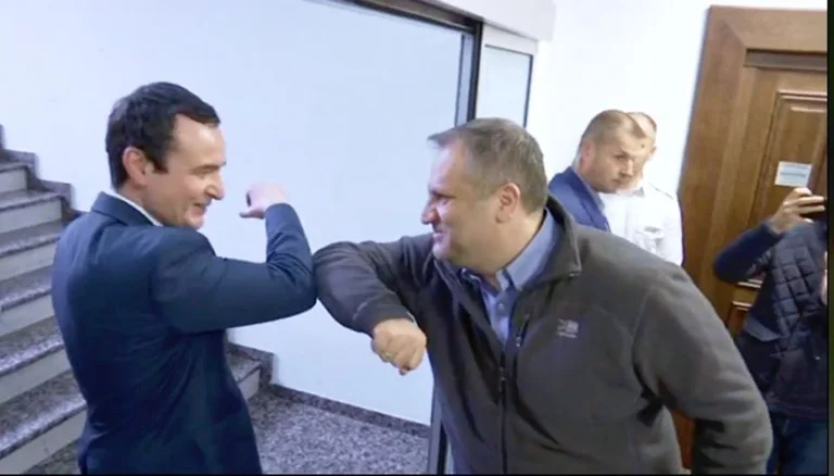 Vizita e Kurtit te Shpend Ahmeti: Deputeti i VV-së ia përmend kryetarit të Prishtinës shkarkimin e Arben Vitisë
