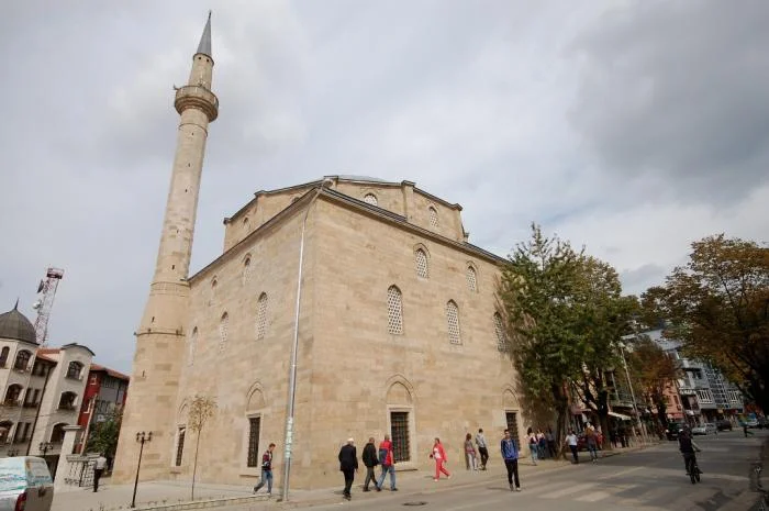Nga tani e tutje mund të shkoni në xhami e kishë, këto janë rregullat që duhet t’i respektoni
