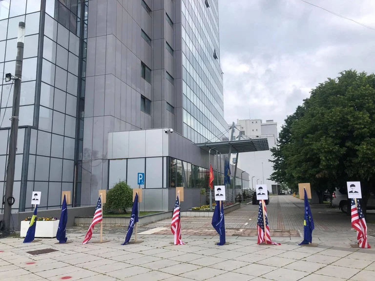 Objekti i Qeverisë rrethohet me flamuj të ShBA-së dhe NATO-s