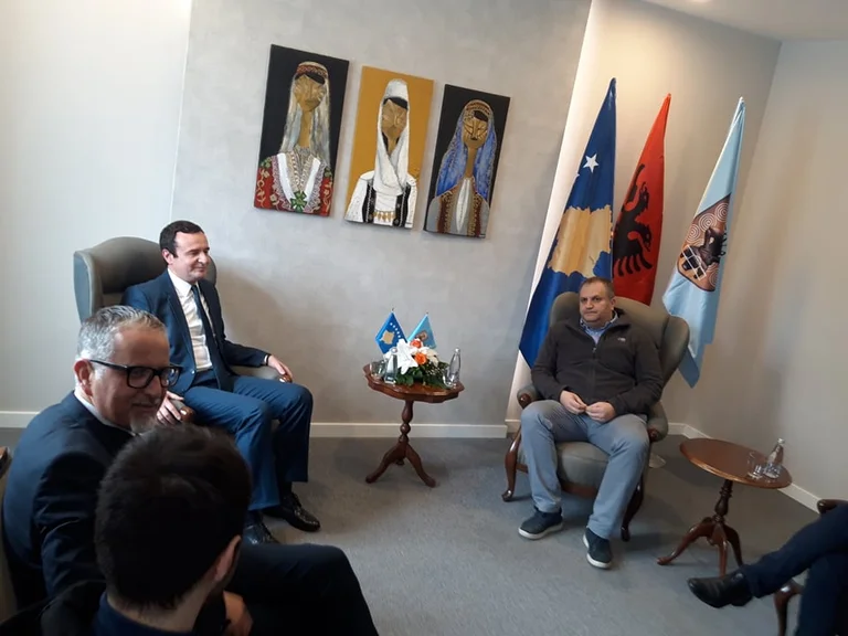 Dikur bashkëpartiakë, Albin Kurti i shkon në zyrë Shpend Ahmetit