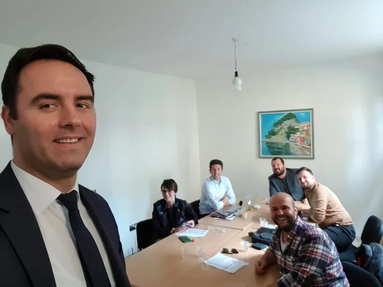Edhe pse Agon Musliu u vetëvra në karantinë: Ministri Konjufca merr pjesë në organizim protestash në kohë pandemie