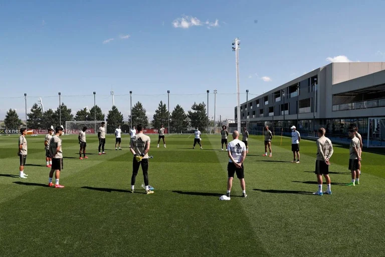 Pamje nga momenti kur Real Madridi nderon viktimat e koronavirusit me një minutë heshtje