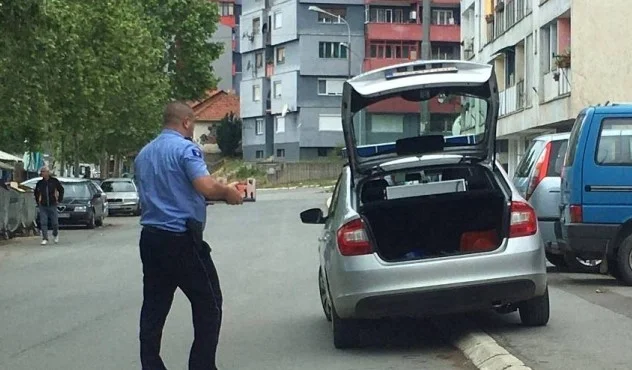 Me veturë të policisë blejnë ushqime për nevoja familjare