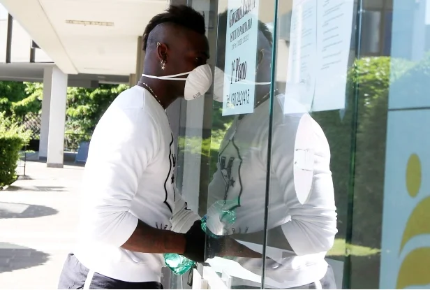 Mario Balotelli lirohet nga klubi pas përleshjes me presidentin e klubit dhe mungesës në stërvitje