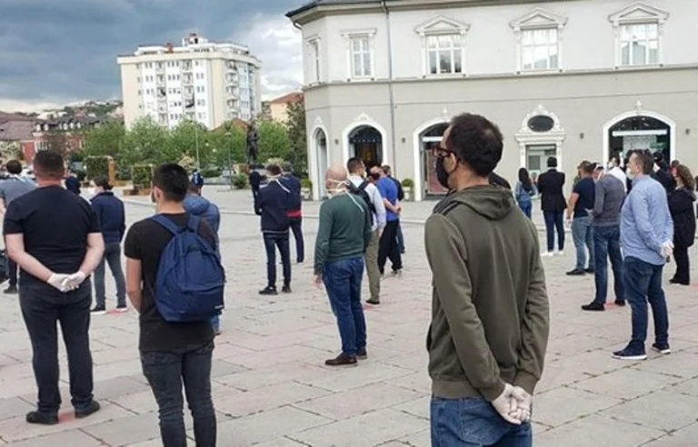 Publikohen mesazhe ku pjesëmarrës të provë – protestës së VV’së, ua kërkojnë organizatorëve pagesën