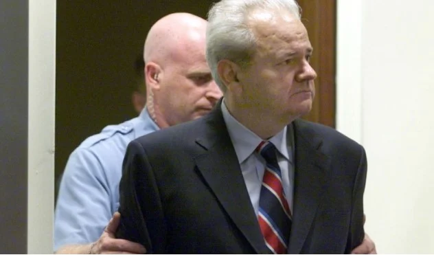 Am Tag bestätigt das Gericht die Anklage gegen Slobodan Milosevic