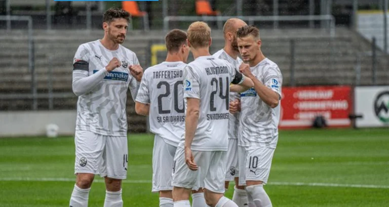 Kosovo National Star Launchs für Sandhausen, neben der Bank