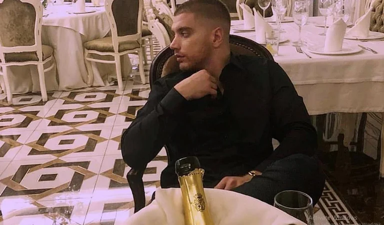 Con le foto tra i piedi di una ragazza, Seven Saraci avverte la nuova canzone