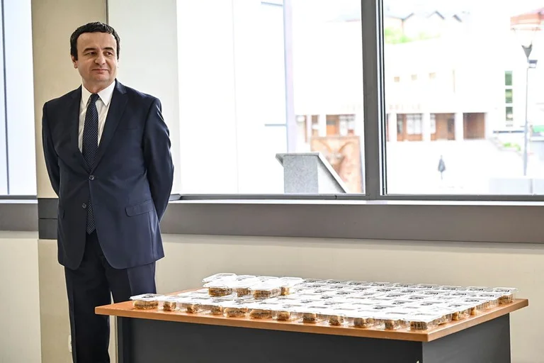 Kurt dient baklarë Arbeiter im Regierungsgebäude