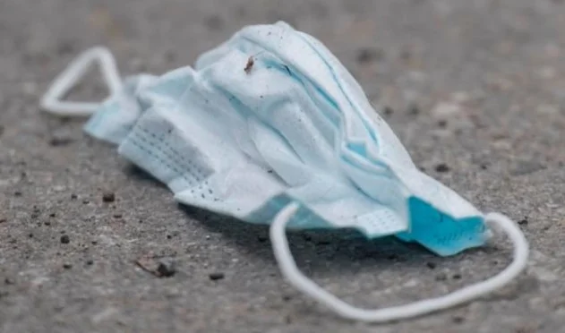 Wer Handschuhe und Masken auf die Straße wirft, wird gegen 500 Euro bestraft