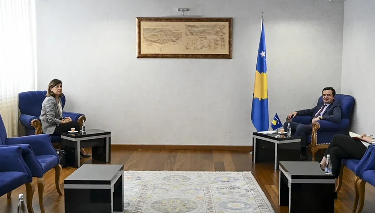 Kurti a accueilli la réunion de Valdete Daka, parler des élections à Podujevo