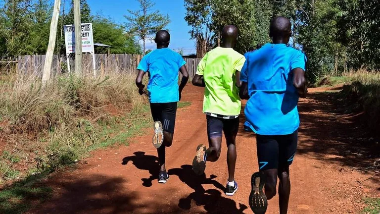 En l'absence de gymnases, les champions kenyans s'entraînent dans les rues