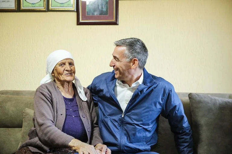 Visites Wessel pour la famille de Bajram Ismet et Gani Uka à Tica, Drenica