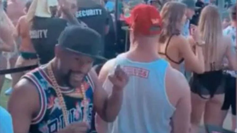 Mayweather sputa su coronary: partito in piscina e poi in discoteca senza una maschera