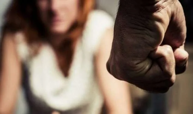 Der Mann in Pec schlug seine Frau, nachdem sie getrennt hatte