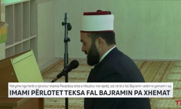 L'imam di Pristina piange mentre prega senza jammat