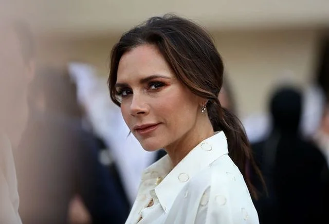 Victoria Beckham rivela il segreto della bellezza naturale, ma il prezzo per questo ci ha lasciato senza parole.
