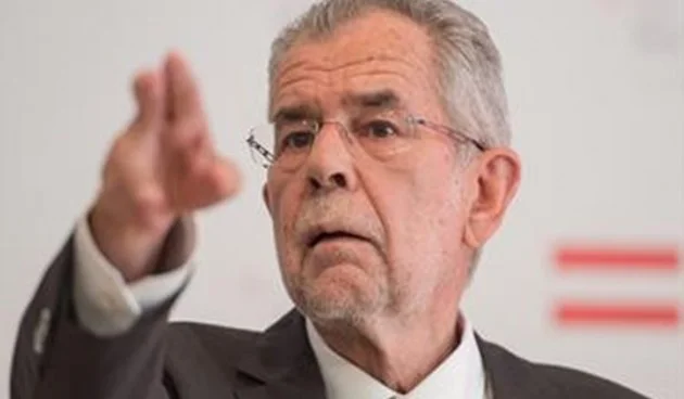 Police apprehend Austrian president by violating police watch