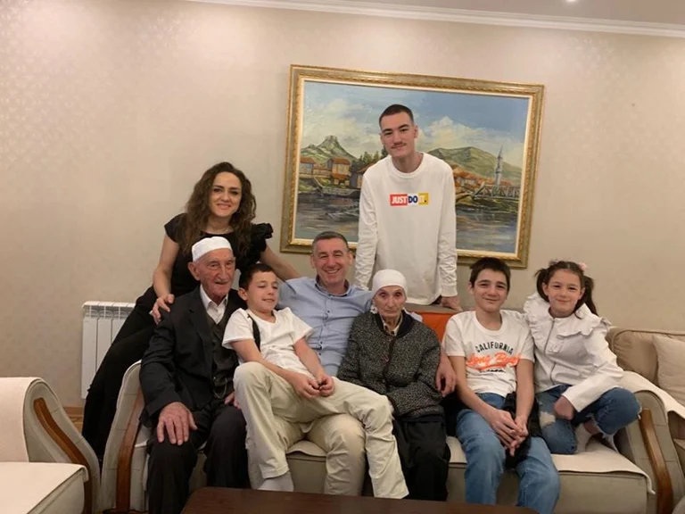 Wessel uron Fier Bajrami avec ses parents et sa famille (Photo)