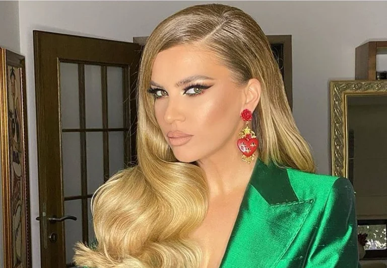 Das Kleid, das Leonora Jakupi für das Konzert in Skenderaj gewählt hat, hat ihr Tausende Euro gekostet.