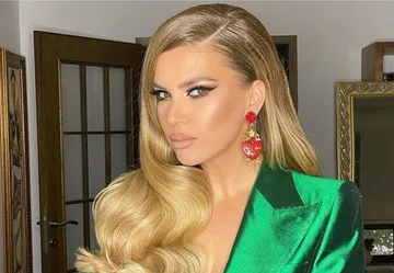 La robe que Leonora Jakupi a choisie pour le concert à Skenderaj lui a coûté des milliers d'euros.