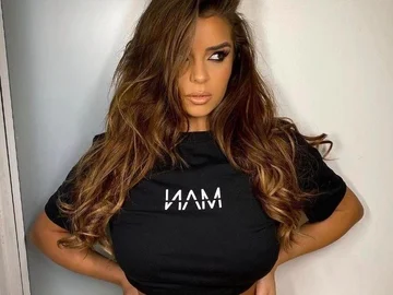 Demi Rose provoque les fans