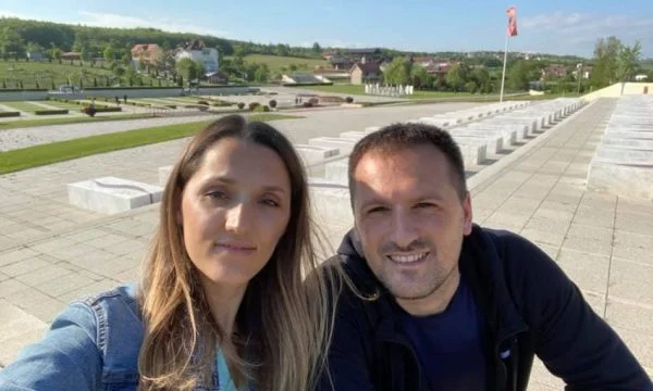 Dal cimitero di famiglia Jashar, Besarta si congratula con Fiter Bajrami