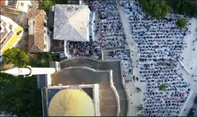 In Durres forgiveness of Fiter Bajrami prayer takes place in mosque square