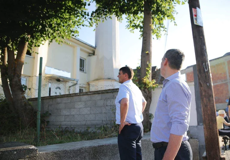 Wessel through a photograph of Mlica mosque in Dragash celebrates the holiday, has a request