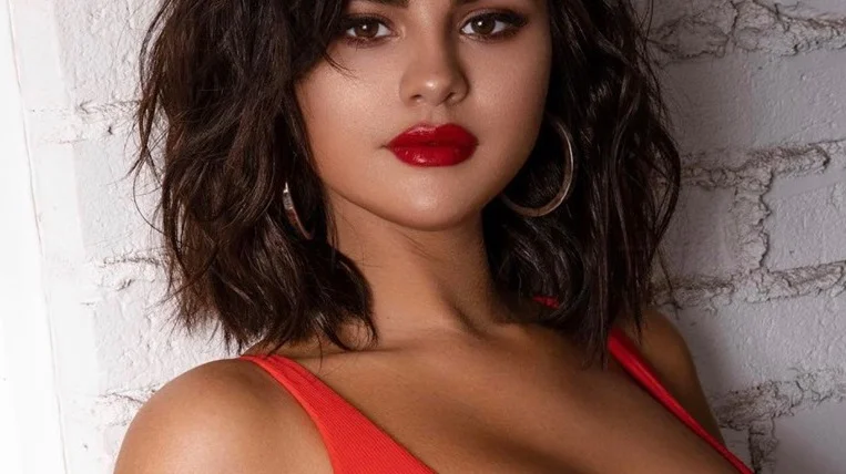 The famous singer peeled her hair zero
