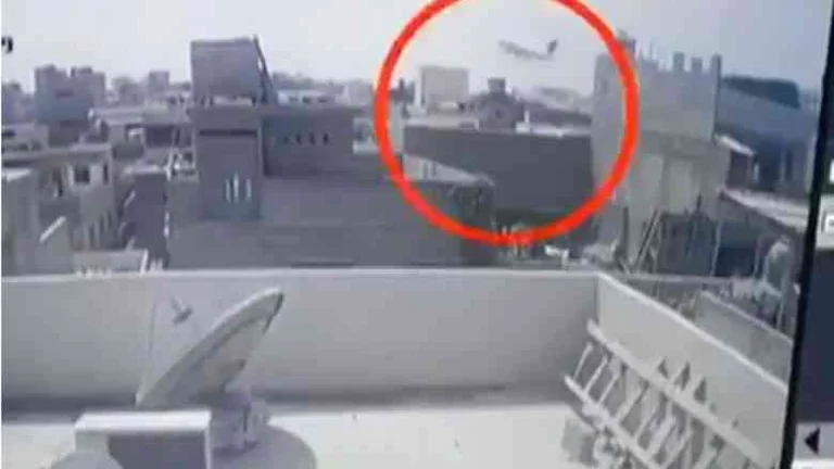 A view from the moment the Pakistani plane crashed into Karachi (VIDEO)