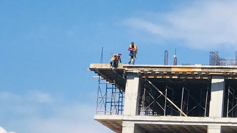 Unsafe structures, employees risk falling from 9th floor