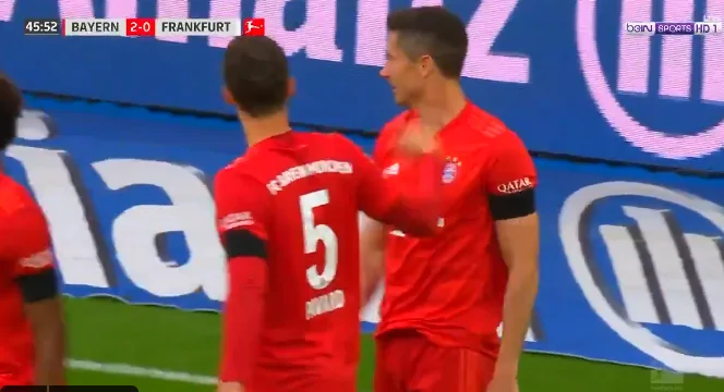 Un tas de buts dans le match Bayern éintracht de Francfort, montrant à Allianz Arena