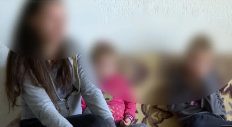 Fue violada durante dos años y medio por su marido, su madre y dos hijos viven en condiciones graves
