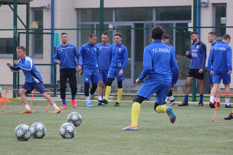 Ferizaj prova i giocatori di calcio coronarico, ma continua gli esercizi di gruppo ancora senza risultati
