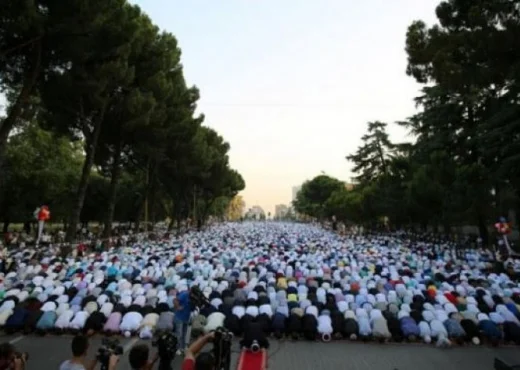 Imam da buenas noticias a los musulmanes, muestra donde Bayram será perdonado en Albania