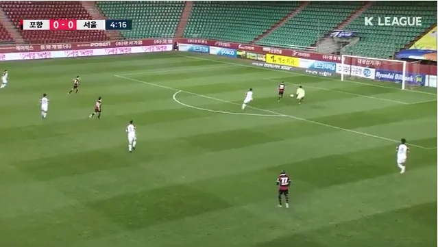 Las consecuencias de la pandemia: el defensor coreano ha olvidado el sentido de la pelota, comete un error de desastre y sufre mucho