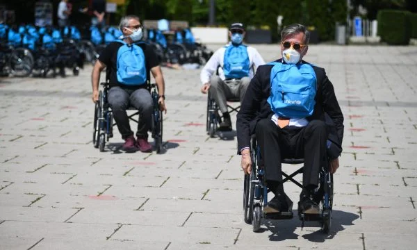 Deutsche Botschafter schlendern durch Pristina, erleben Barrieren überall