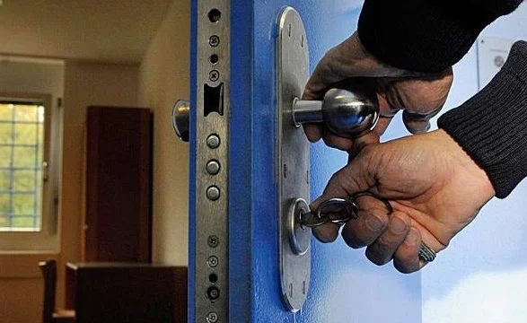 13 months in prison for Kosovar, who kept his wife and baby closed for hours in the room