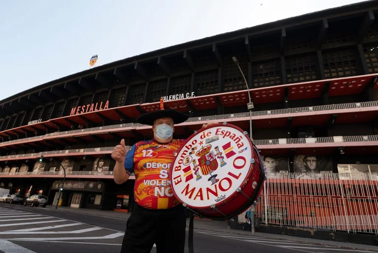 Coronavius also kneels on Spain's fierce fan, forced to sell the drum he had bought 41 years ago