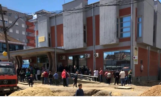Tollov vicino Podujevo Post, i cittadini sono in attesa di assistenza sociale