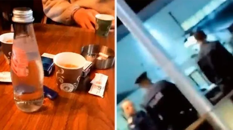 Eine Menge von Menschen trinken Kaffee in einer Bar in Skenderaj, vor der Polizei