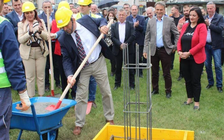 La piedra angular del nuevo estadio Gjakova vale 1 millón y 100 mil euros